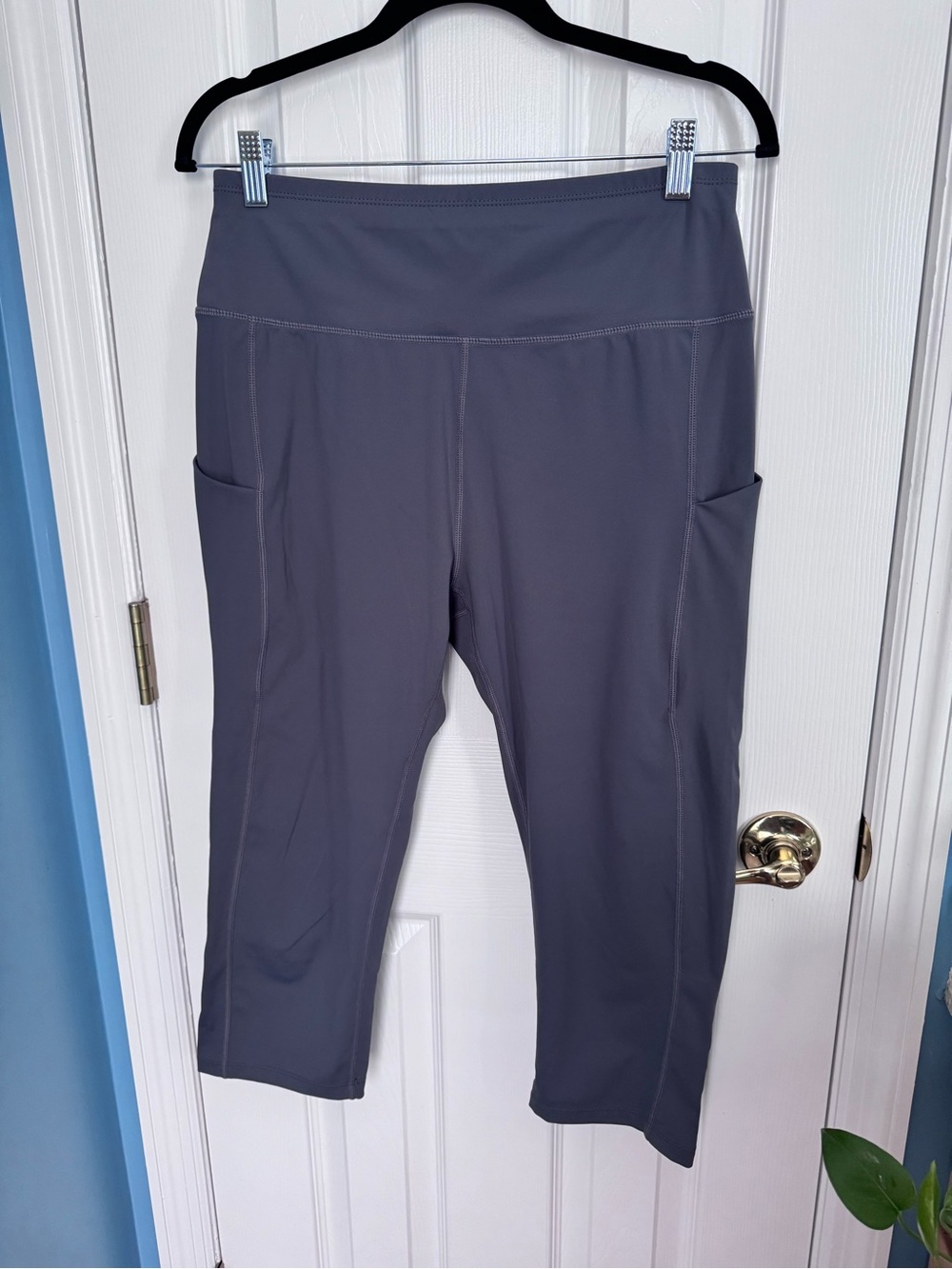 High-Rise Capri Leggings with Side Pockets - Charcoal